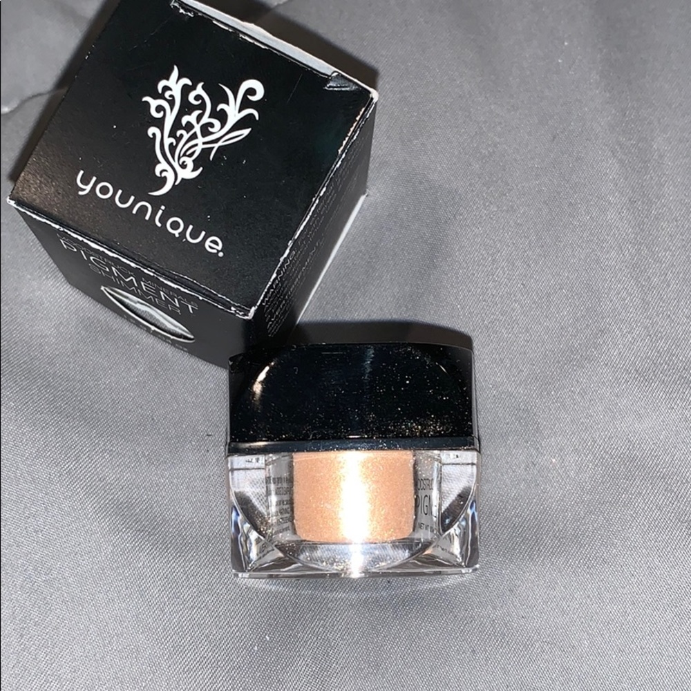Moodstruck mineral pigment